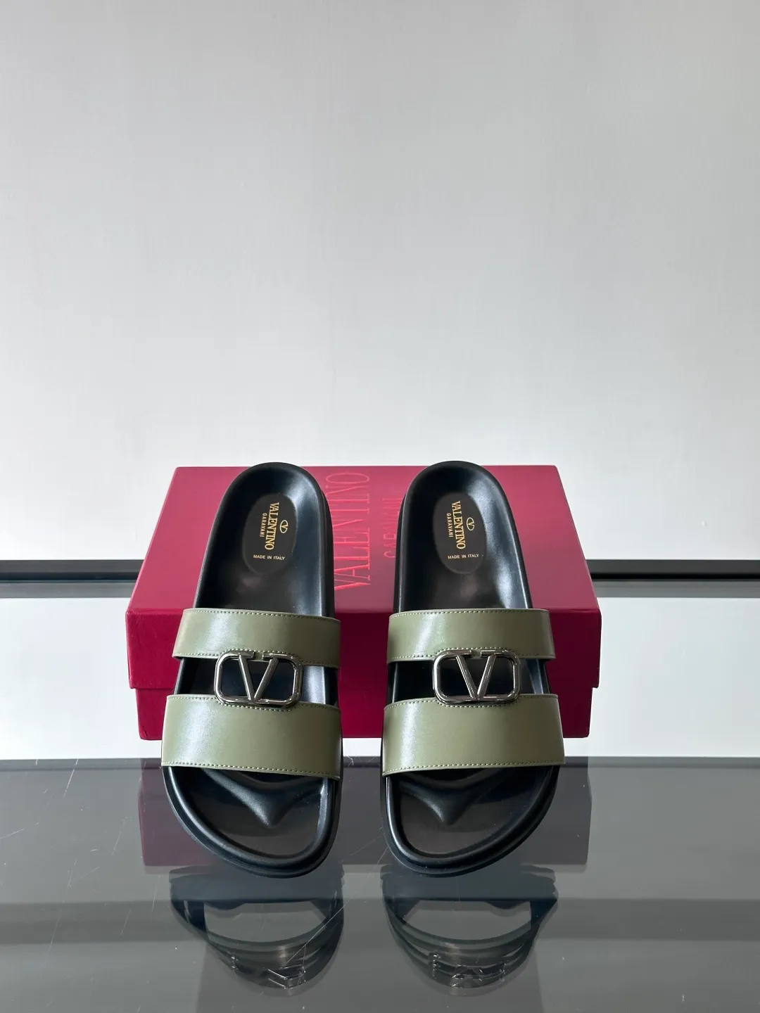 Men's shoes 💰p320 "VALENTINO" Valentino Men's 🧍‍♂️ Spring and summer new style metal rivet flat slippers, elegant sandals, the same style worn by celebrities, original molding, imported calfskin. Rubber outsole. Soft and durable, full set of counter packaging size: 39-44 (customized at 38.45.46)